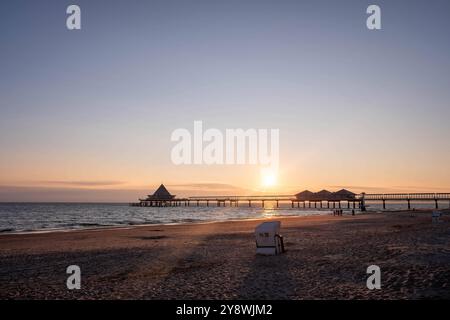 Wunderschöner Sonnenaufgang am Ostseestrand auf Usedom im Seebad Heringsdorf, einem der 3 sogenannten Kaiserbäder. Im Hintergrund die markante Seebrücke von Heringsdorf. Strand *** splendida alba sulla spiaggia del Mar Baltico di Usedom nella località balneare di Heringsdorf, una delle 3 cosiddette terme imperiali sullo sfondo, il suggestivo molo della spiaggia di Heringsdorf Foto Stock