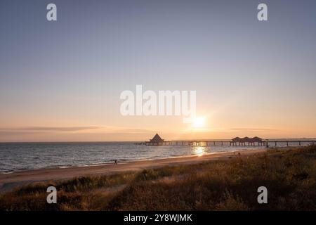 Wunderschöner Sonnenaufgang am Ostseestrand auf Usedom im Seebad Heringsdorf, einem der 3 sogenannten Kaiserbäder. Im Hintergrund die markante Seebrücke von Heringsdorf. Strand *** splendida alba sulla spiaggia del Mar Baltico di Usedom nella località balneare di Heringsdorf, una delle 3 cosiddette terme imperiali sullo sfondo, il suggestivo molo della spiaggia di Heringsdorf Foto Stock