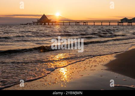 Wunderschöner Sonnenaufgang am Ostseestrand auf Usedom im Seebad Heringsdorf, einem der 3 sogenannten Kaiserbäder. Im Hintergrund die markante Seebrücke von Heringsdorf. Strand *** splendida alba sulla spiaggia del Mar Baltico di Usedom nella località balneare di Heringsdorf, una delle 3 cosiddette terme imperiali sullo sfondo, il suggestivo molo della spiaggia di Heringsdorf Foto Stock