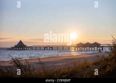 Wunderschöner Sonnenaufgang am Ostseestrand auf Usedom im Seebad Heringsdorf, einem der 3 sogenannten Kaiserbäder. Im Hintergrund die markante Seebrücke von Heringsdorf. Strand *** splendida alba sulla spiaggia del Mar Baltico di Usedom nella località balneare di Heringsdorf, una delle 3 cosiddette terme imperiali sullo sfondo, il suggestivo molo della spiaggia di Heringsdorf Foto Stock