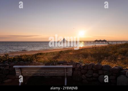 Wunderschöner Sonnenaufgang am Ostseestrand auf Usedom im Seebad Heringsdorf, einem der 3 sogenannten Kaiserbäder. Im Hintergrund die markante Seebrücke von Heringsdorf. Strand *** splendida alba sulla spiaggia del Mar Baltico di Usedom nella località balneare di Heringsdorf, una delle 3 cosiddette terme imperiali sullo sfondo, il suggestivo molo della spiaggia di Heringsdorf Foto Stock