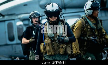 Tenente Alysia Greiner, al centro, da Salt Lake City, Hospital Corpsman 1st Class Luis Nazareno, a destra, da Napoli, Florida, e Naval AirCrewman (Helicop Foto Stock