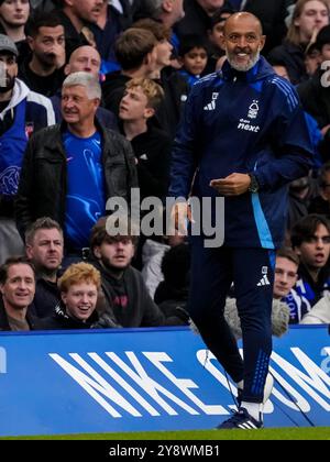 LONDRA, INGHILTERRA - 6 OTTOBRE: Il capo-allenatore del Nottingham Forest FC Nuno Espirito Santo guarda durante la partita di Premier League tra Chelsea FC e Nottingham Forest FC allo Stamford Bridge il 6 ottobre 2024 a Londra, Inghilterra. (Foto di René Nijhuis/MB Medias) Foto Stock