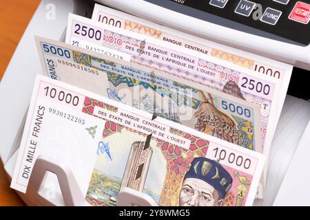 Denaro CFA dell'Africa occidentale - franco nella macchina di conteggio Foto Stock