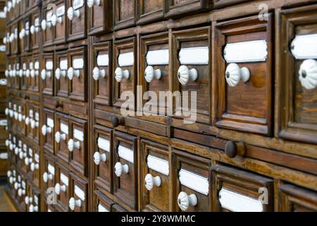 Cassetti in legno vintage con manopole in porcellana Foto Stock