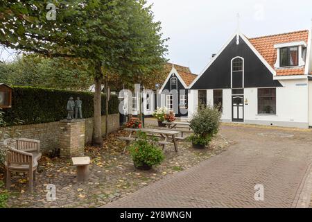 Piazza della Chiesa nella pittoresca cittadina di Oosterend su Texel, nei Paesi Bassi. Foto Stock