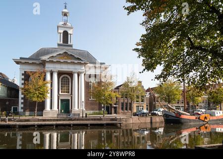 Sint Johannes de Doperkerk, meglio conosciuta come la Harbor Church, in stile neoclassico su De Lange Haven a Schiedam. Foto Stock