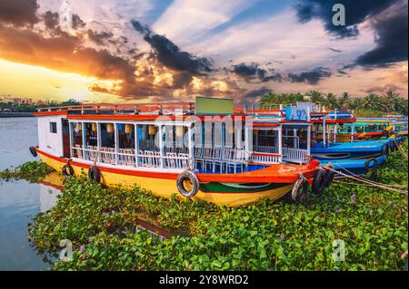 Barche tradizionali vietnamite sul fiume Thu bon nella città vecchia di Hoi An in Vietnam Foto Stock