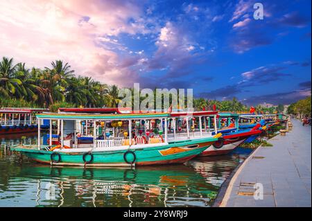 Barche tradizionali vietnamite sul fiume Thu bon nella città vecchia di Hoi An in Vietnam Foto Stock