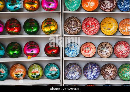 Piatti di cocco decorati in un negozio di souvenir di strada a Hoi An in Vietnam in Asia Foto Stock