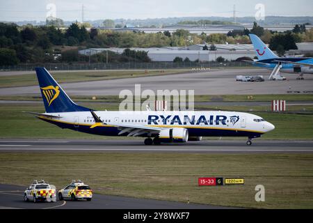 Boeing 737 Max 8-200 Ryanair atterrando all'aeroporto di Birmingham, Regno Unito (EI-IKJ) Foto Stock