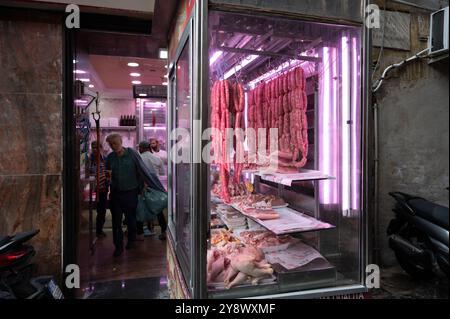 Macellaio che vende salsicce a Napoli Foto Stock