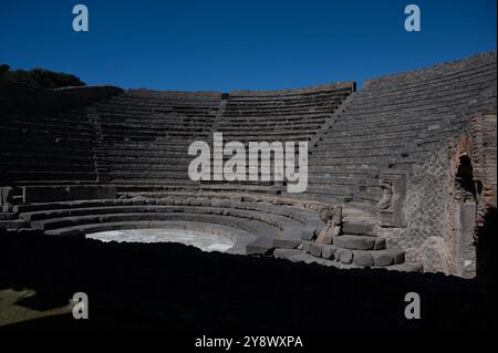 L'anfiteatro Odeon. Pompei era un'antica città situata vicino a Napoli. Pompei fu sepolta sotto la cenere vulcanica durante l'eruzione del Vesuvio nell'AD79 Foto Stock