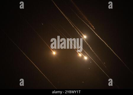 Il Cairo. 1 ottobre 2024. Proiettili provenienti dall'Iran intercettati da Israele volano attraverso il cielo sopra Gerusalemme, il 1 ottobre 2024. Crediti: Chen Junqing/Xinhua/Alamy Live News Foto Stock