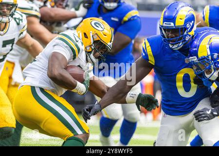 Los Angeles, Stati Uniti. 6 ottobre 2024. Il wide receiver dei Green Bay Packers Julian Hicks (L) corre contro il linebacker Byron Young (R) dei Los Angeles Rams durante una partita di football al SoFi Stadium. Green Bay Packers 24:19 Los Angeles Rams. Credito: SOPA Images Limited/Alamy Live News Foto Stock