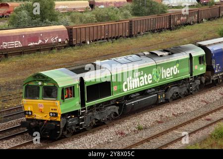 La classe 66 loco 66004 alimentata a olio vegetale idrogenato trasporta il 4H62 Immingham fino al servizio di biomassa della centrale elettrica Drax attraverso Scunthorpe il 14/6/24. Foto Stock