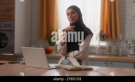 Arabo islamico pensivo pensiero donna in hijab pensare idea problema soluzione decisione ponderata indiano ragazza musulmana donna lavoro portatile che rifletta Foto Stock