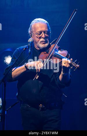 Peter David Pete Sage von Santiano live bei einem Konzert der Auf nach Doggerland - Tour in der Messehalle. Erfurt, 06.10.2024 *** Peter David Pete Sage di Santiano dal vivo ad un concerto dell'Auf nach Doggerland Tour nella Messehalle Erfurt, 06 10 2024 foto:XM.xKremerx/xFuturexImagex santiano 4033 Foto Stock