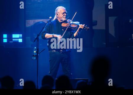 Peter David Pete Sage von Santiano live bei einem Konzert der Auf nach Doggerland - Tour in der Messehalle. Erfurt, 06.10.2024 *** Peter David Pete Sage di Santiano dal vivo ad un concerto dell'Auf nach Doggerland Tour nella Messehalle Erfurt, 06 10 2024 foto:XM.xKremerx/xFuturexImagex santiano 4034 Foto Stock