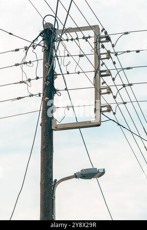 Traliccio elettrico con fili in Grecia, attenzione selettiva Foto Stock