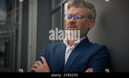 Pensivo uomo anziano caucasico di mezza età che pensa premuroso serio uomo d'affari anziano pensare guardare lontano riflettere idea maturo uomo d'affari in pensione Foto Stock
