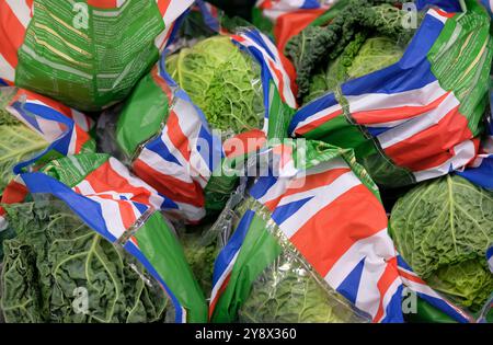 cavoli britannici in involucro di plastica con bandiera union jack stampata sul supermercato, norfolk, inghilterra Foto Stock