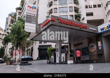 Beirut, Libano. 6 ottobre 2024. Un distributore di benzina Total ad Ashrafieh, Beirut, Libano, il 6 ottobre 2024. Durante la notte tra il 5 e il 6 ottobre, secondo quanto riferito, un attacco aereo israeliano ha preso di mira una stazione di servizio Total a Dahieh, vicino alla strada dell'aeroporto, secondo la National News Agency libanese. Foto di Sandro abili/ABACAPRESS. COM credito: Abaca Press/Alamy Live News Foto Stock