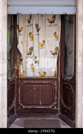tessuto per tende di pollo nella finestra della porta, puglia, italia Foto Stock