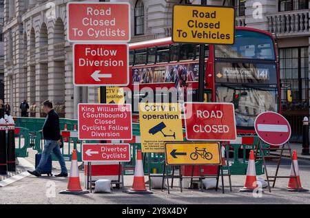 Segnali di chiusura stradale per King William Street all'incrocio di Bank nella City di Londra, lo storico quartiere finanziario della capitale (noto anche come 'The Square Mile'), il 4 ottobre 2024, a Londra, Inghilterra. Foto Stock