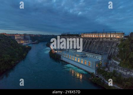 Sir Adam Beck centrali idroelettriche, Canada, fiume Niagara. Sullo sfondo c'è la centrale idroelettrica Robert Moses Niagara, New York Foto Stock