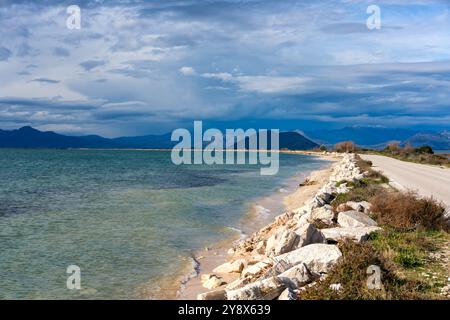 Strada per Koronisia tra due laghi nel Parco ambientale di Salaora Foto Stock