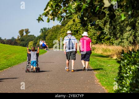 Perth, Scozia. Persone che camminano a North Inch Park Foto Stock