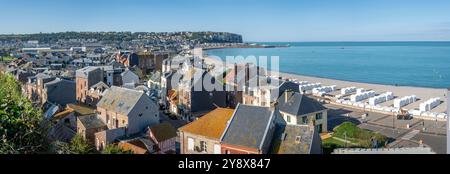 Mers-Les-Bains, Francia - 09 15 2024: Vista panoramica dei tetti e delle case dei villaggi Mers-les-Bains e le Tréport, delle cabine bianche sulla spiaggia e del Foto Stock