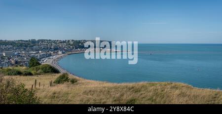 Mers-Les-Bains, Francia - 09 15 2024: Vista panoramica dei tetti e delle case dei villaggi Mers-les-Bains e le Tréport, delle cabine bianche sulla spiaggia e del Foto Stock