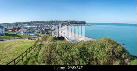 Mers-Les-Bains, Francia - 09 15 2024: Vista panoramica dei tetti e delle case dei villaggi Mers-les-Bains e le Tréport, delle cabine bianche sulla spiaggia e del Foto Stock