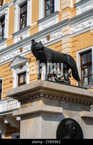 Statua di lupo Capitolino raffigurante il mitico Romolo e Remo, Bulevardul Eroilor, Cluj-Napoca, Transilvania, Romania Foto Stock