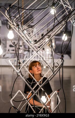 EMBARGO fino alle 00:01 dell'8 ottobre 2024 (ad es. Disponibile per la stampa domani, ma da non utilizzare online prima di allora). Londra, Regno Unito. 7 ottobre 2024. Non-Indépliables, nues, 2010/2020 - anno bisestile di Haegue Yang alla Hayward Gallery. La mostra segue la mostra di Tate St Ives Strange Attractors and Recent Work al Frieze New York 2024. Comprende installazione, scultura, collage e multimedia, con tre nuove importanti commissioni, diverse produzioni in prima mondiale. Si svolge dal 9 ottobre 2024 al 5 gennaio 2025. Crediti: Guy Bell/Alamy Live News Foto Stock