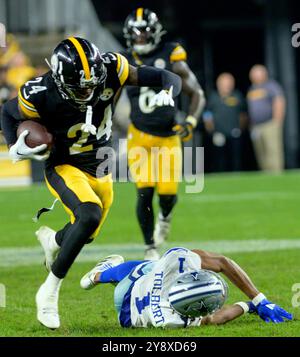 Pittsburgh, Stati Uniti. 7 ottobre 2024. Il cornerback dei Pittsburgh Steelers Joey Porter Jr. (24) intercetta il passaggio destinato al wide receiver dei Dallas Cowboys Jalen Tolbert (1) nel quarto periodo della vittoria dei Cowboys 20-17 all'Acrisure Stadium domenica 6 ottobre 2024 a Pittsburgh. Foto di Archie Carpenter/UPI credito: UPI/Alamy Live News Foto Stock