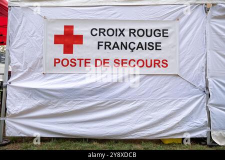 Tentazione della Croce Rossa francese (Croix-Rouge Francaise) prima aiutante durante un evento a Tolosa nella regione francese dell'Occitania il 5 ottobre 2024. Ligue c Foto Stock