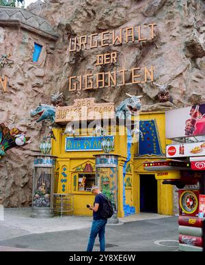 "Urgewalt der Giganten", Jurassic Park Fun House, parco divertimenti Prater, Vienna, Austria, Europa. Foto Stock