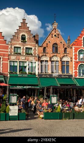 Belgio, Fiandre, Bruges, Grote Markt, ristoranti in case tradizionali sul lato nord della piazza del mercato Foto Stock