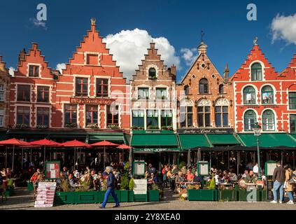 Belgio, Fiandre, Bruges, Grote Markt, ristoranti in case tradizionali sul lato nord della piazza del mercato Foto Stock