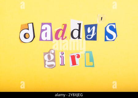 Frase Daddy's Girl scritta in tipografia ritagliata in stile giornale, isolata su sfondo giallo. Foto Stock