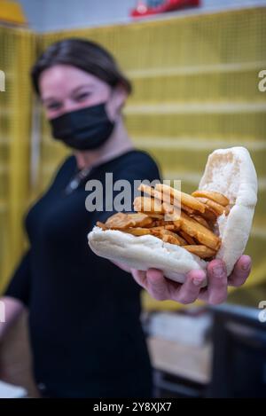 La "fette di panissa", le fette di panissa, il tipico cibo di strada della Riviera ligure. Foto Stock