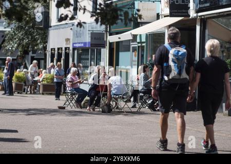 Street Cafe a Milngavie, East Dunbartonshire, Scozia. L'inizio del percorso a lunga distanza West Highland Way Foto Stock