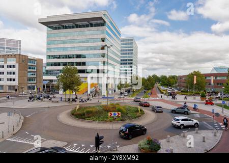 Almere, Paesi Bassi - 17 settembre 2024: Rotatoria con traffico in transito ad Almere, Paesi Bassi Foto Stock