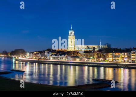 Vista serale della città olandese di Deventer a Overijssel Con il fiume IJssel di fronte Foto Stock