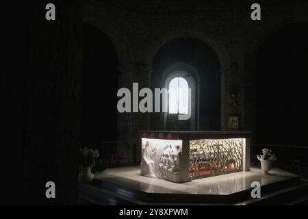 Cattedrale di Montefiascone, Montefiascone, Italia. L'altare all'interno della cripta di Santa Lucia Filippini. Foto Stock