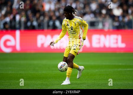 Torino, Italia. 6 ottobre 2024. Samuel Mbangula della Juventus FC in azione durante la partita di serie A tra Juventus FC e Cagliari calcio. Crediti: Nicolò campo/Alamy Live News Foto Stock