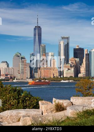 Skyline di New York da Governor's Island. Vista dei grattacieli del World Trade Center a Lower Manhattan Foto Stock